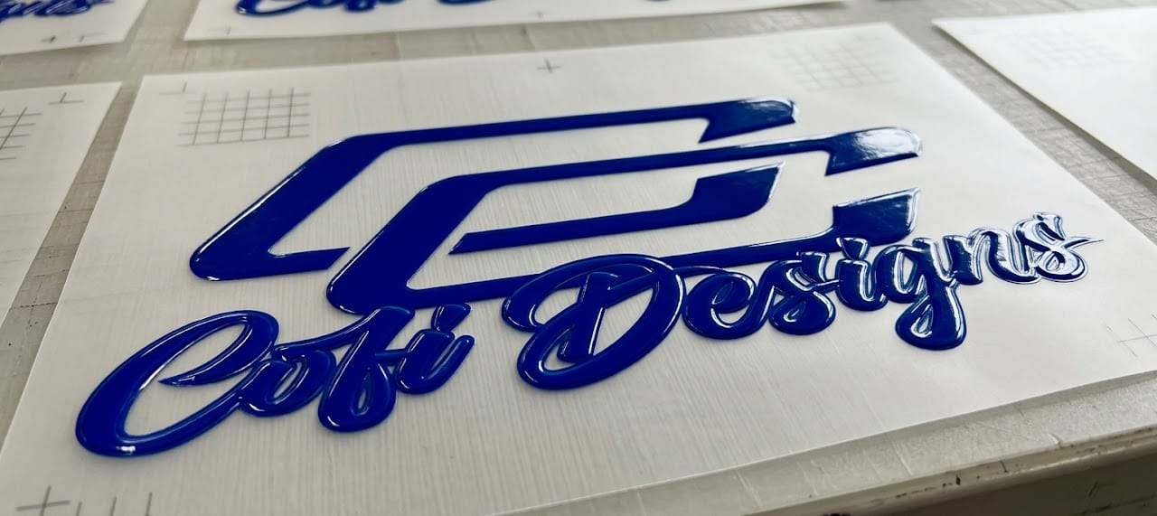 Calco DTF UV con efecto de relieve 3D, logo Cofi Designs en azul brillante