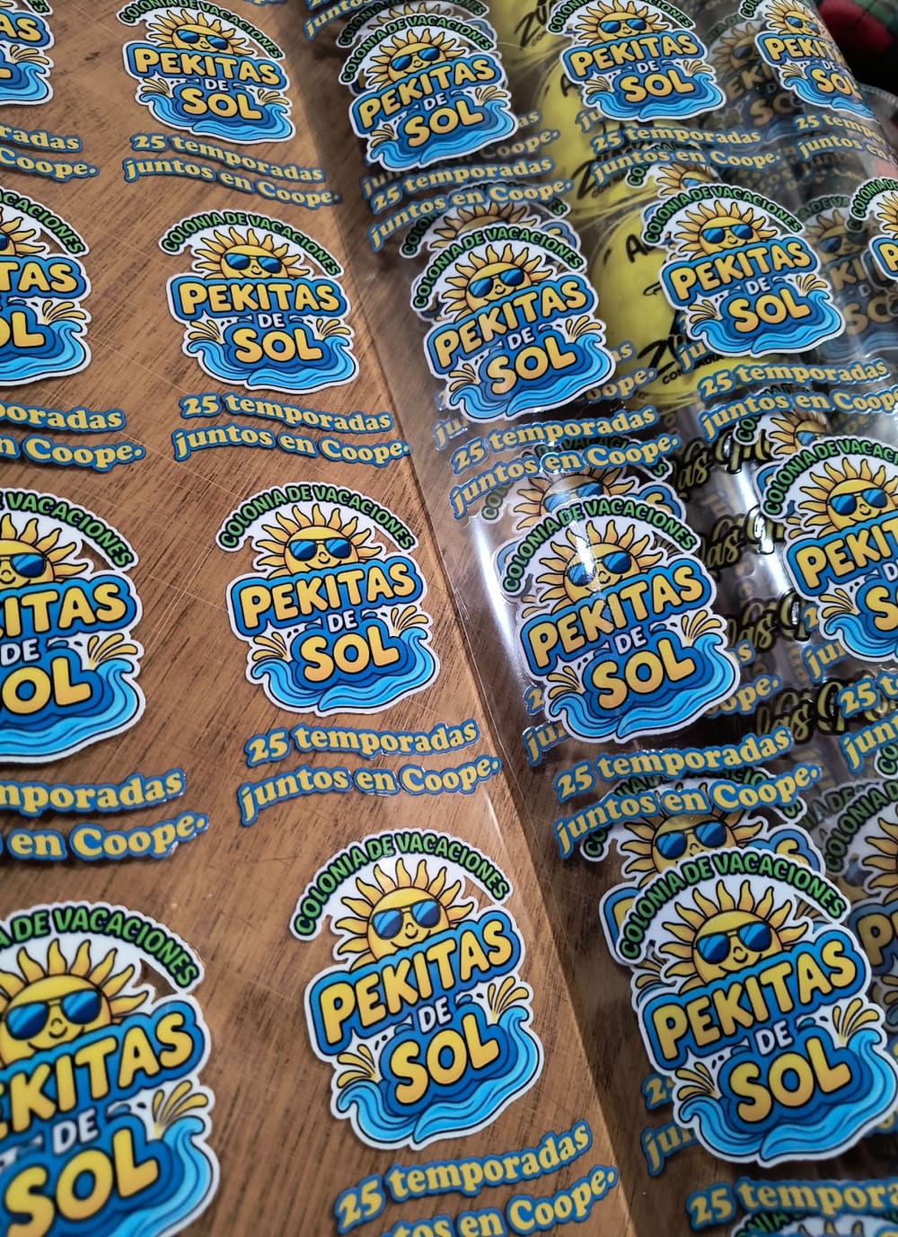 Hoja de calcos de corte a color para colonia de vacaciones Pekitas de Sol