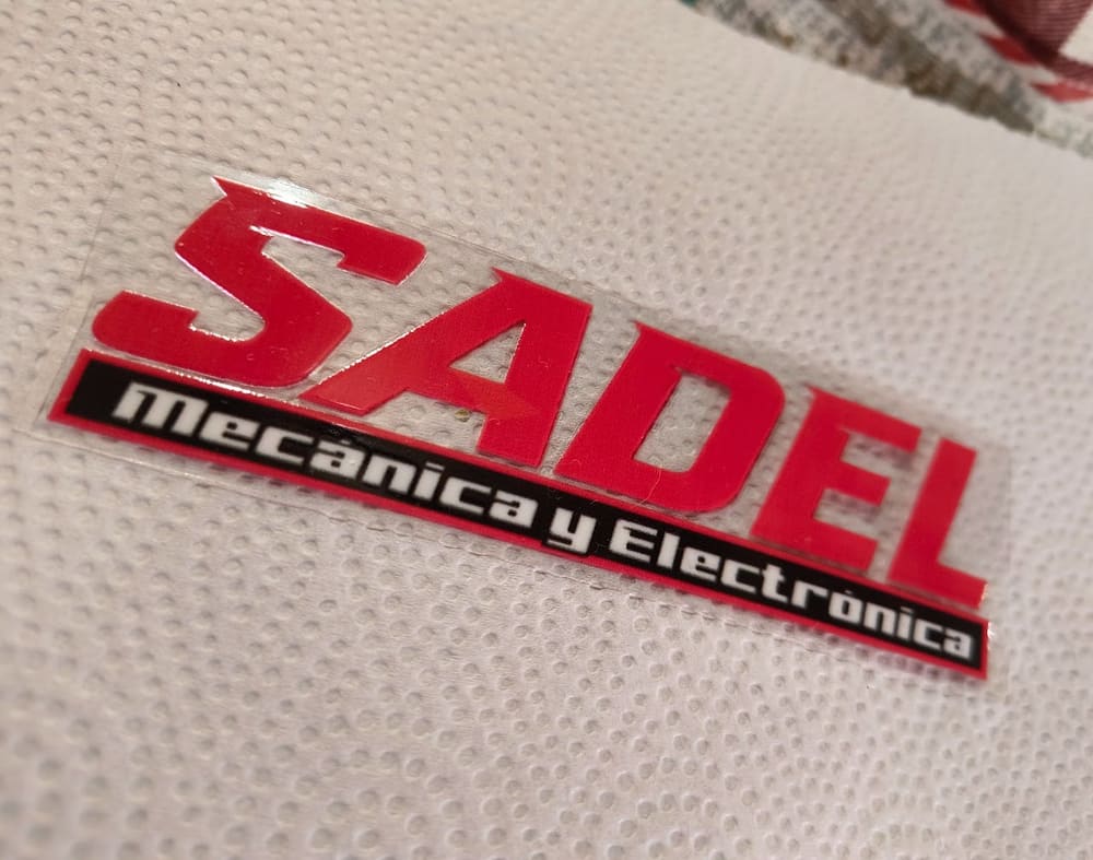Calco de corte rojo y negro para Sadel Mecánica y Electrónica