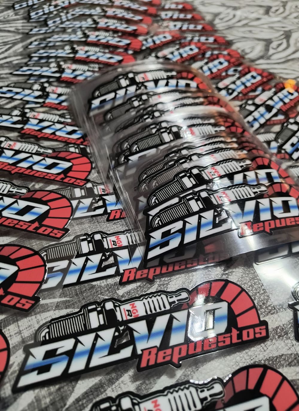 Calcos de corte con diseño automotriz para Silvio Repuestos