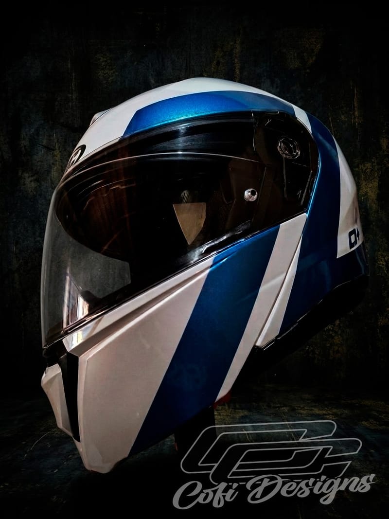 Casco de motociclista pintado en azul y blanco