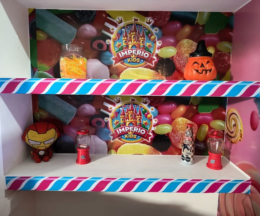 Estantería de local de golosinas Imperio Kids forrada con vinilo de diseño de caramelos