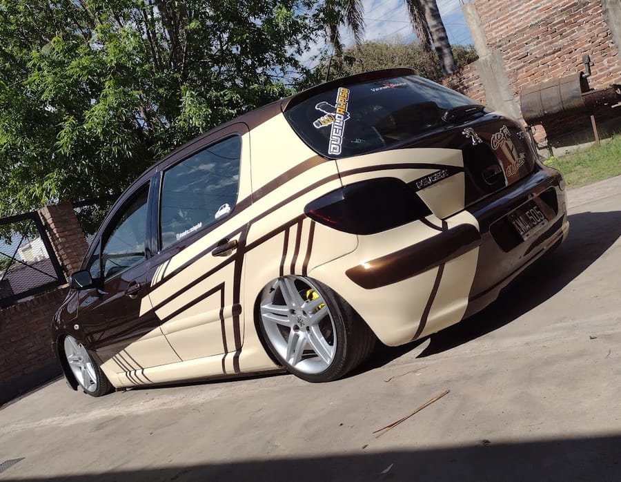 Peugeot 206 wrapeado en crema y marrón con diseño geométrico